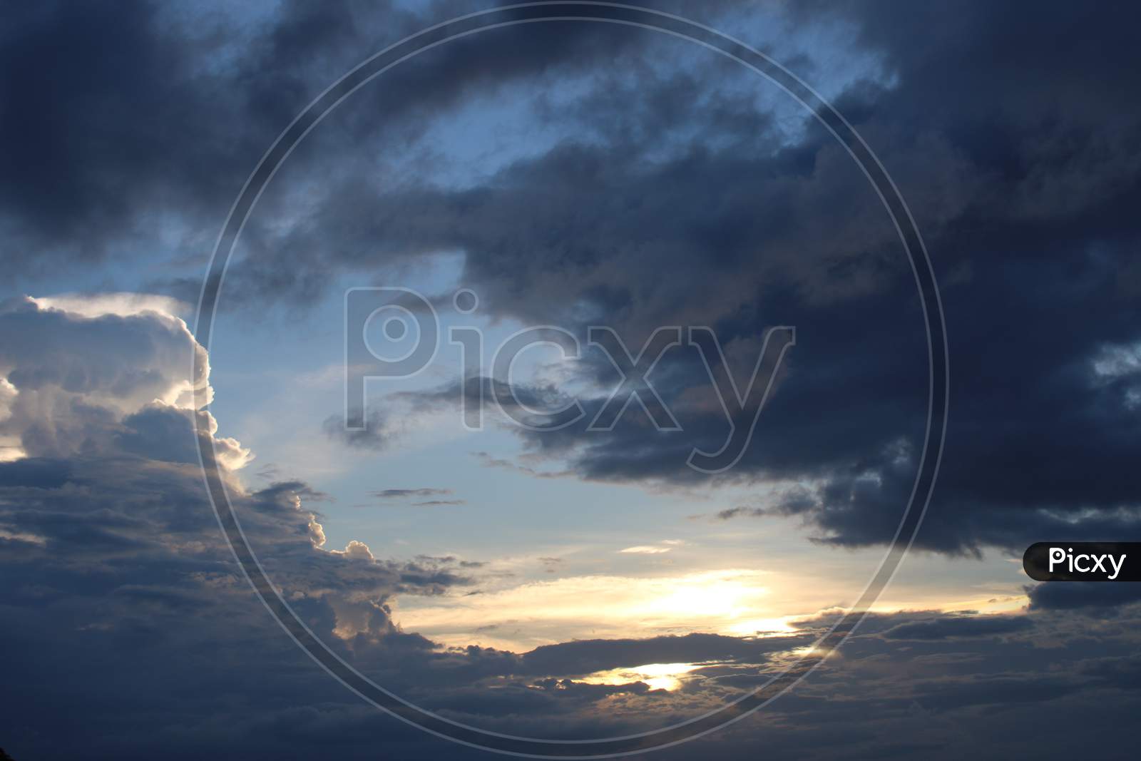 Cloudy sky background photo capture when sunset is leaving