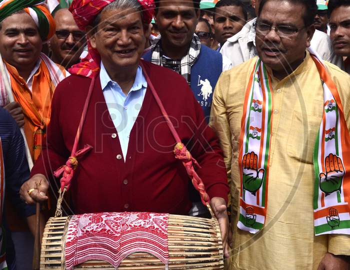 Congress General Secretary Harish Rawat beating a Assamese Traditional Dhol(Drum)