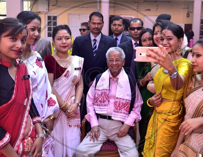 Student Taking selfie with Former Assam Chief Minister Tarun gogoi
