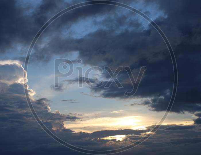 Cloudy sky background photo capture when sunset is leaving