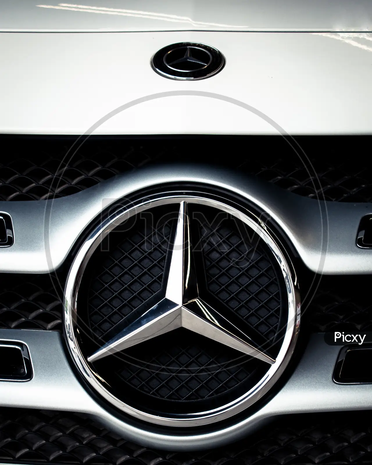 Image of Glossy logo of Mercedes-Benz car-EP612745-Picxy