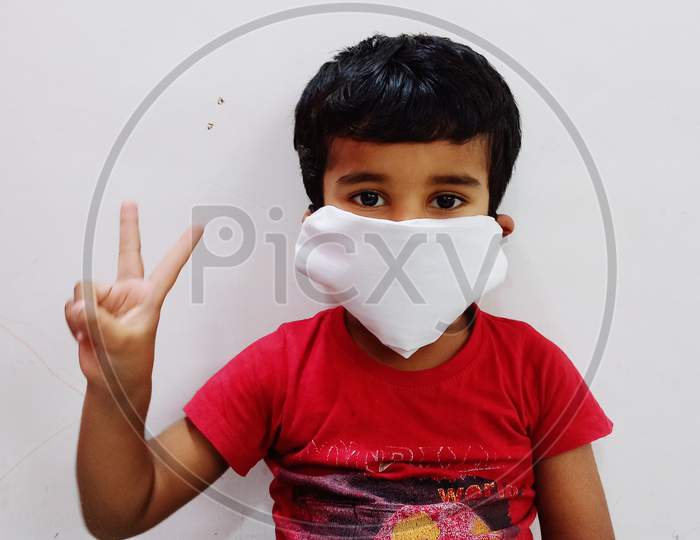 Small kid with mask