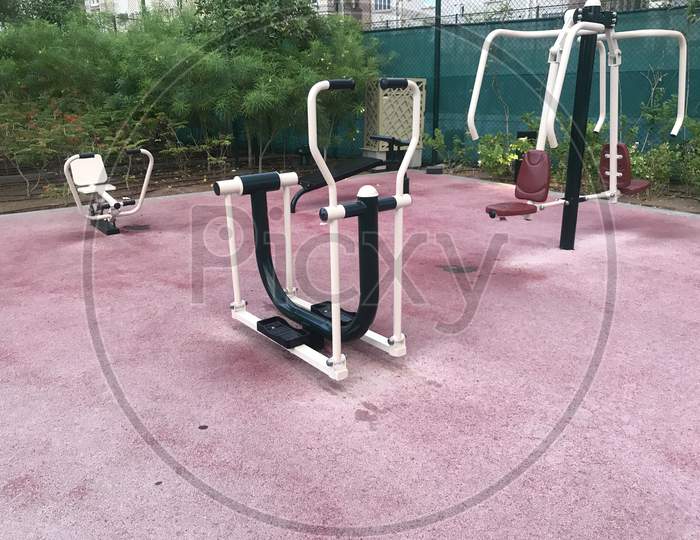Manual Gym Equipment Fixed Around Rubber Flooring For Physical Workout And Exercise To Keep Healthy Body