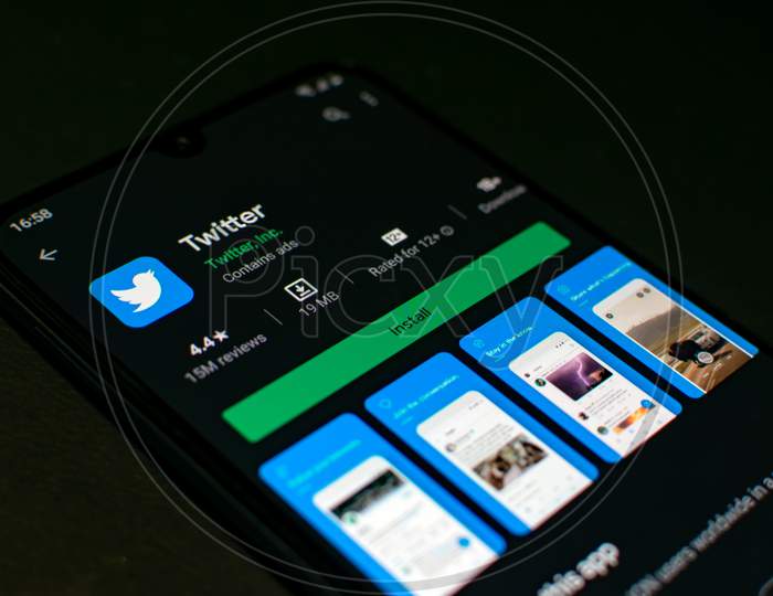 Twitter application on Smartphone screen. This Social Network app is a freeware in Android Playstore developed by Twitter Inc