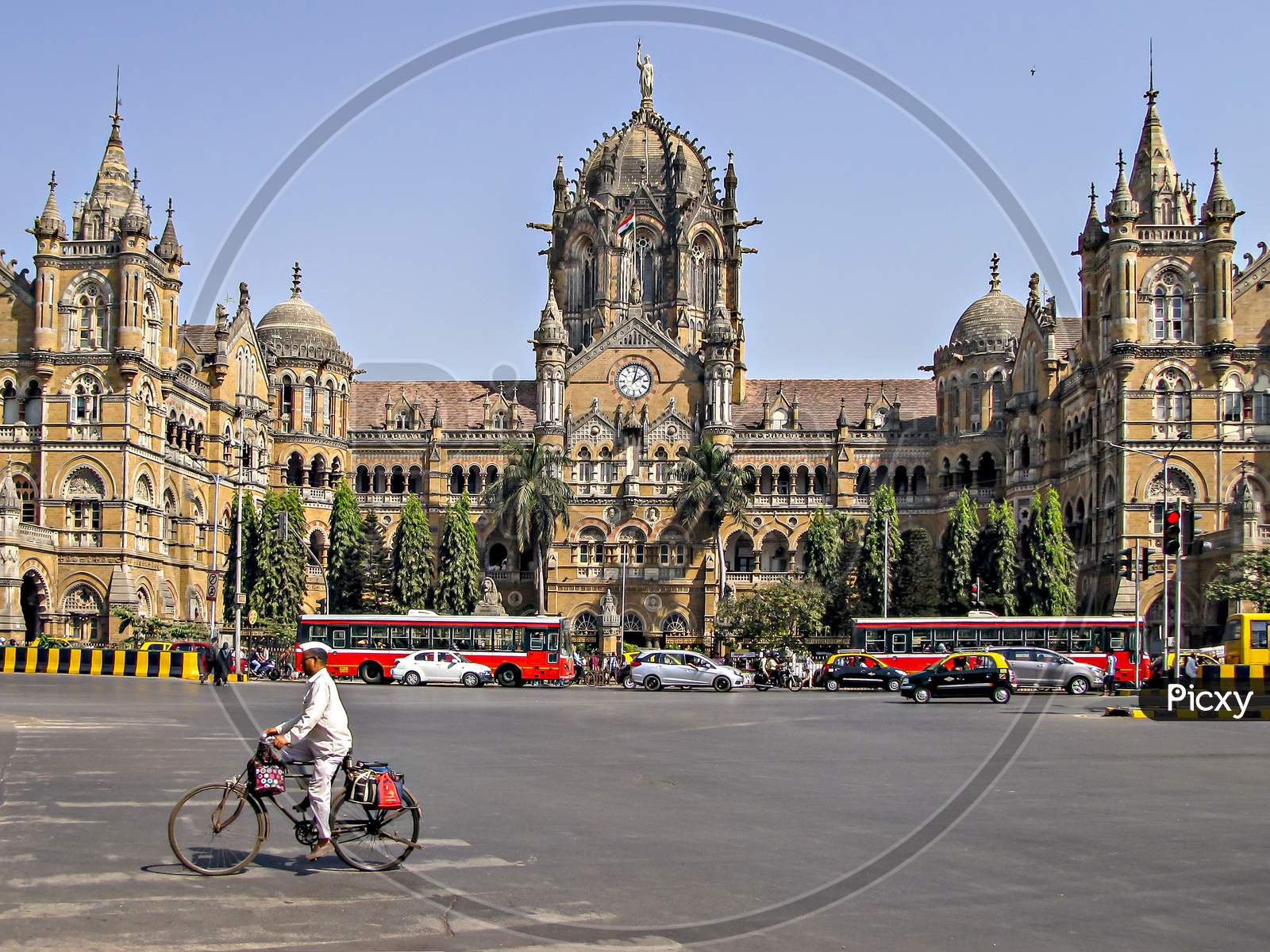 Mumbai, Maharashtra, India-February 01, 2018 : Mumbai Dabbawala And Heritage Building Of Victoria Terminus Railway Station - Csmt.