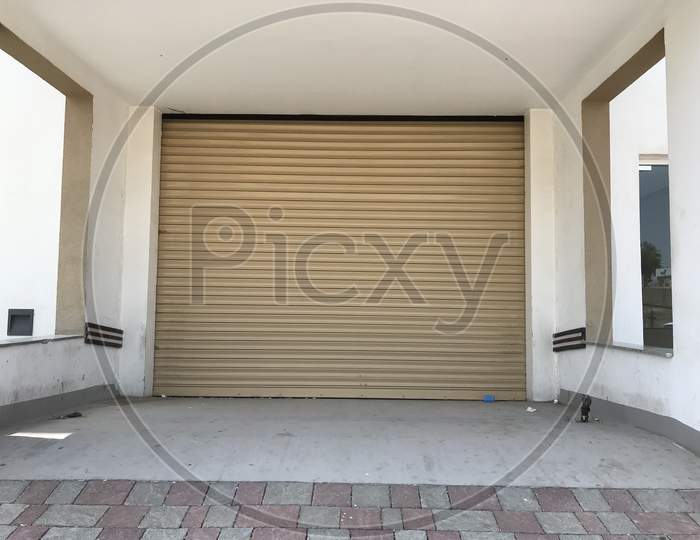 Powder Coated Aluminum Alloy Material Rolling Shutter With Double Insulated Thermal Proof Material Packed Can Be Used For The Car Garage Shop Protection And Full Control Of Protection By Remote