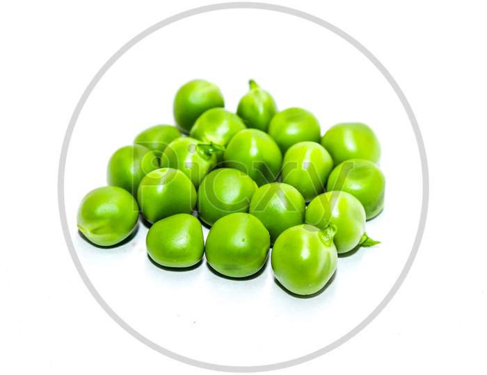 A picture of green pea with white background