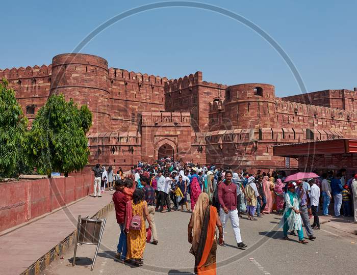 Tourists Visiting The Agra Fort In Agra, Uttar Pradesh, India