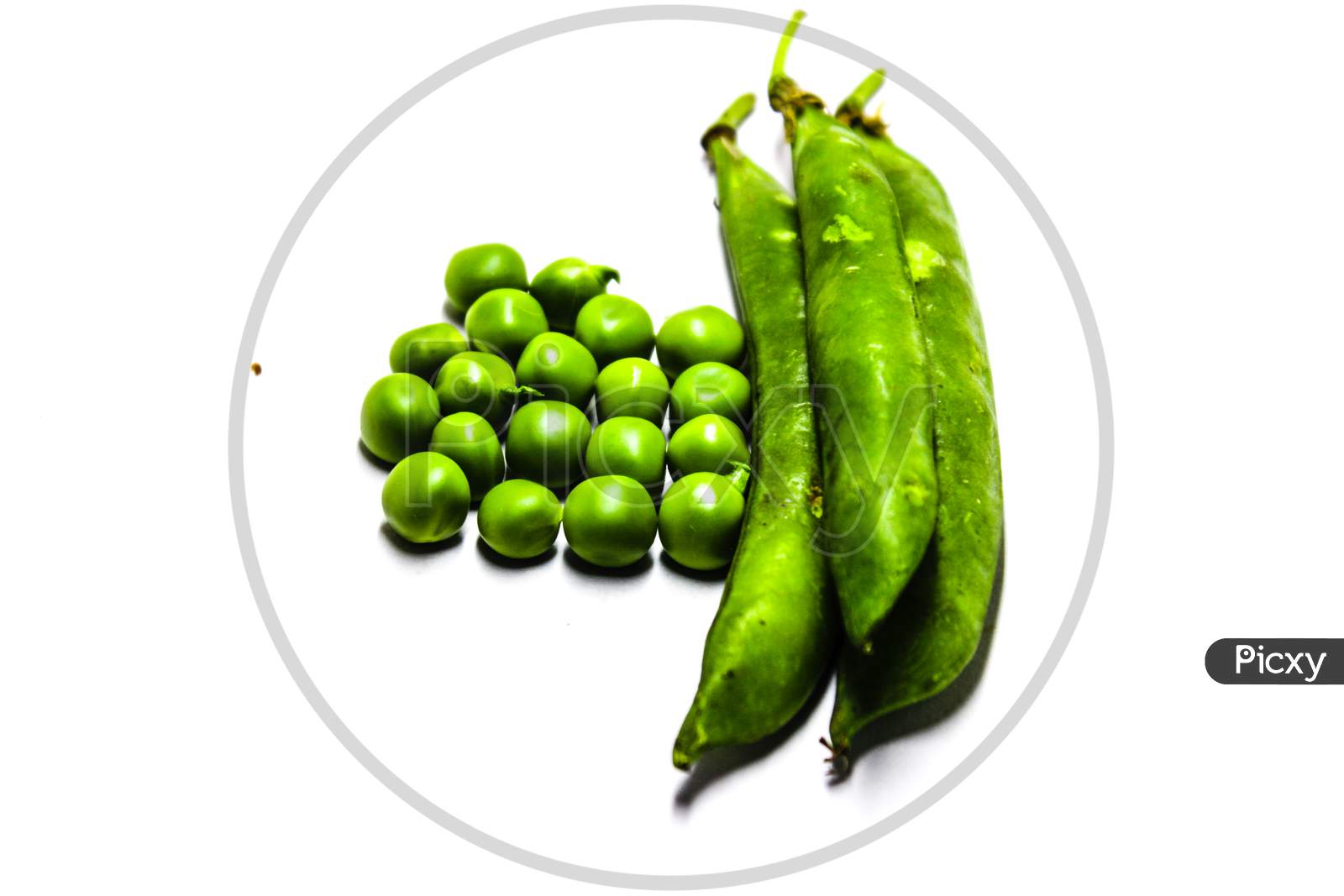A picture of green pea with white background