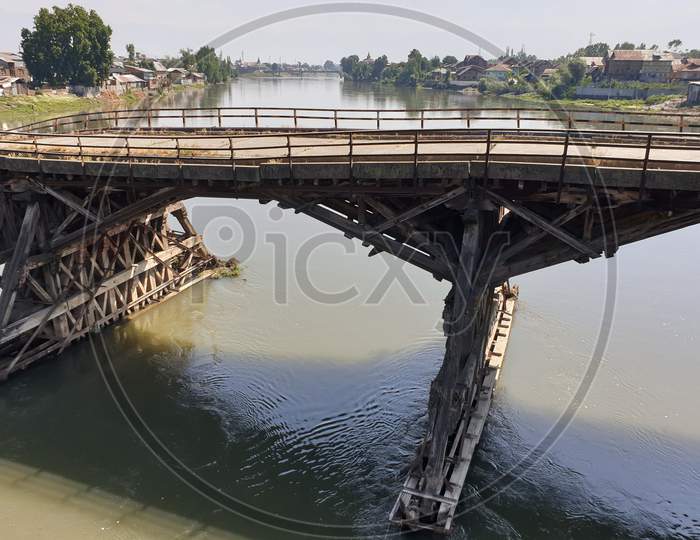Bridge Is The Common Name For Bridges Constructed In Jammu And Kashmir. A Structure That Is Built Over A River, Road, Or Railway To Allow People And Vehicles To Cross From One Side To The Other