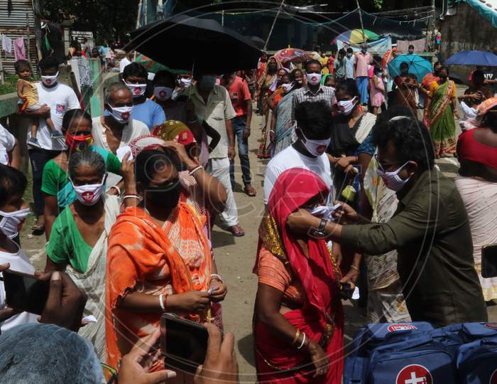 An NGO distributes medicines and essentials to the slum dwellers on the occasion of Independence Day on August 15, 2020 in Kolkata