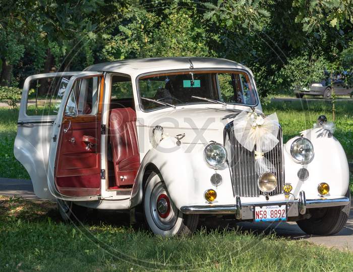 White Old-Timer Limousine Decorated For The Wedding Ceremony, Luxury Wedding Car