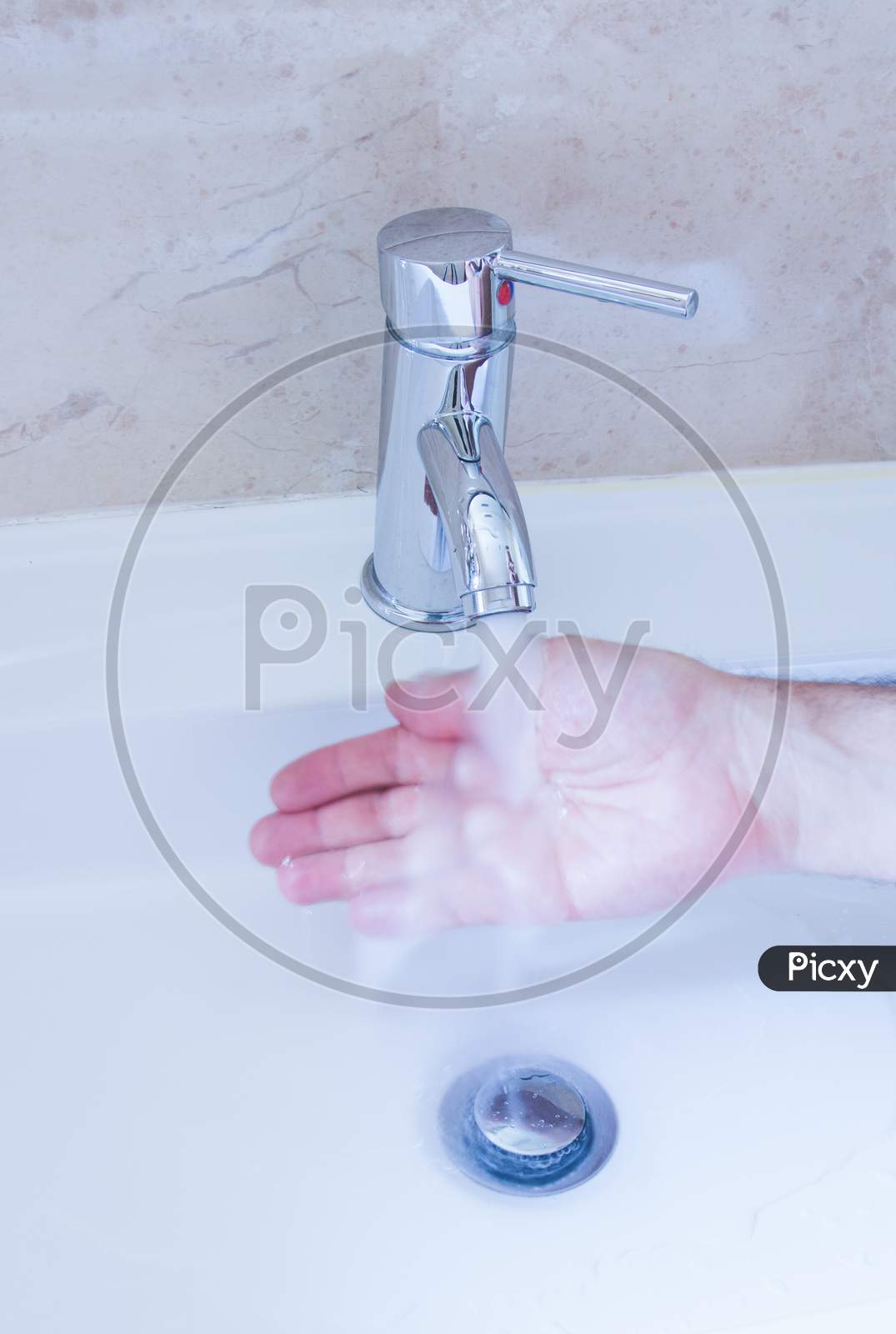 tap with running water, to hand, fight against water waste