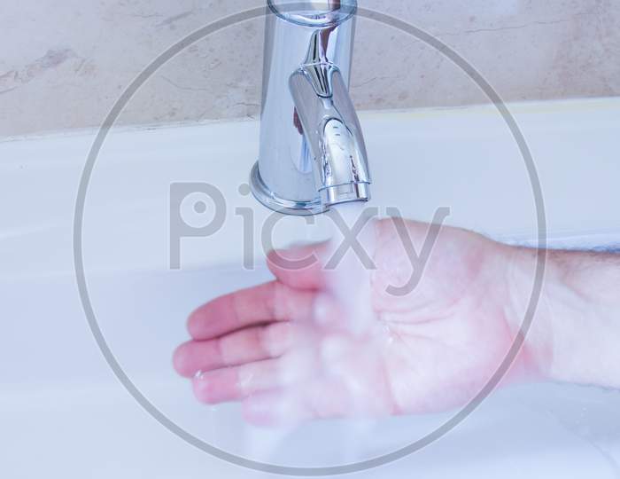 tap with running water, to hand, fight against water waste