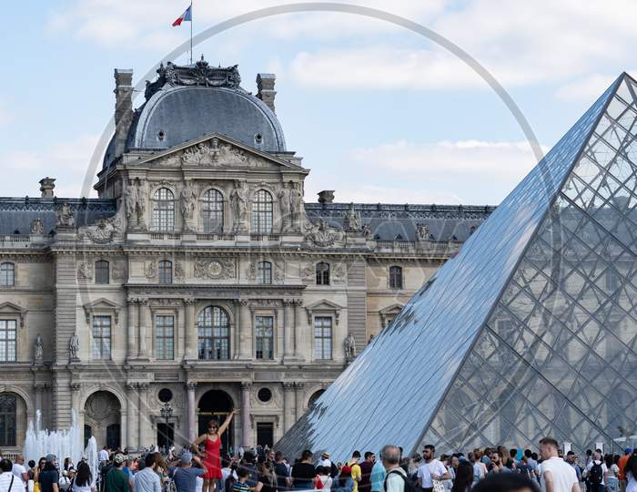 Louvre Museum Paris With Visitors At Bright Sunny Day. Paris - France, 31. May 2019