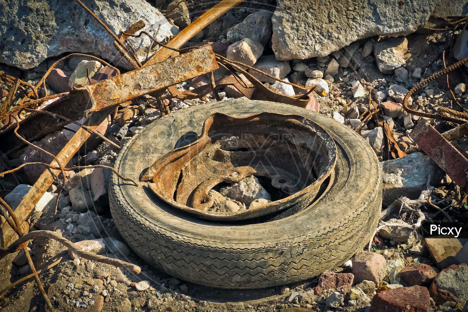 Garbage Trash Rubbish Can Dustbin useless rubber tyre
