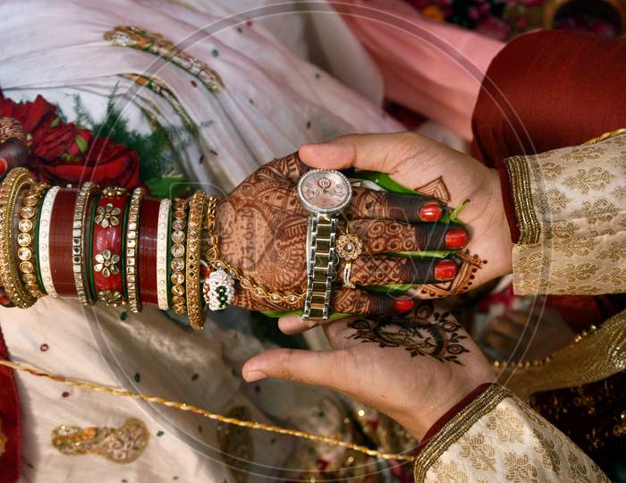 Kanyadan, Hasta Melap Ceremony - Performed After Kanya Daan Has A Lot Of Significance. It Involves The Tying Of The Groom'S Scarf Or Shawl To The Bride'S Sari. The Tying Of Knot And The Joined Hands Of Couple