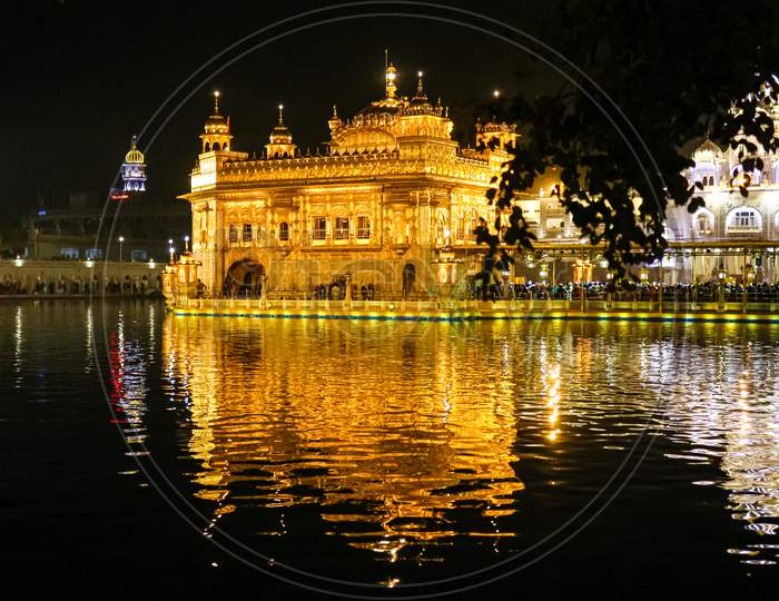 night view of Shri Harmandir Sahib