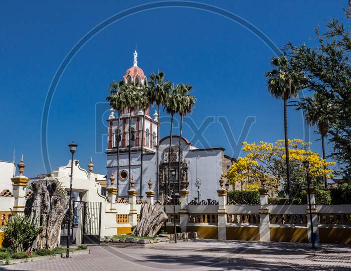 Beautiful Image Of The Outside Of The Church Of San Pedro Apóstol In A Wonderful And Sunny Day In Tlaquepaque Jalisco Mexico