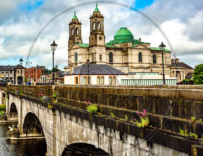 Beautiful View Of The City Of Athlone With Its Bridge Over The River Shannon, The Parish Church Of Ss. Peter And Paul And The Castle, Wonderful Cloudy Day In The County Of Westmeath, Ireland
