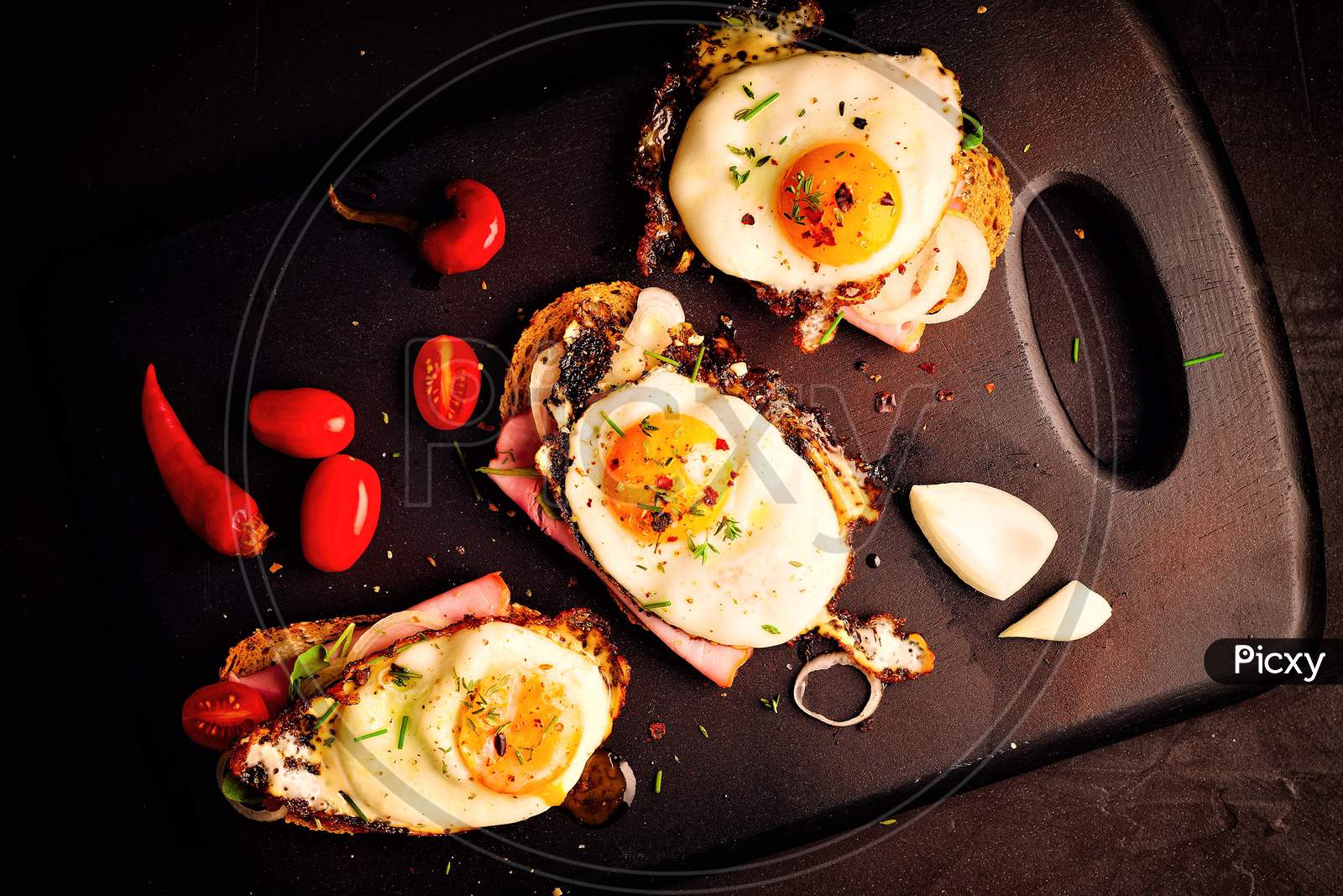 Butterbrot Tomatoes Cutting Board Fried Egg Image.