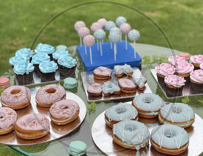 dessert table doughnuts cupcakes macroons