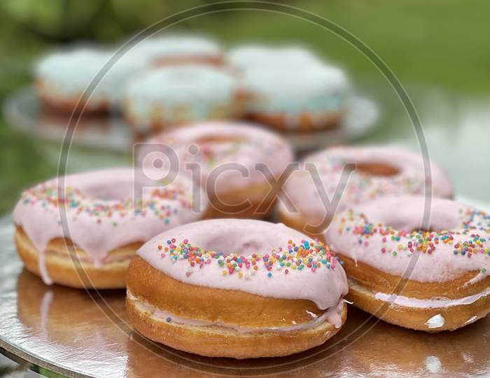 dessert table doughnuts cupcakes macroons