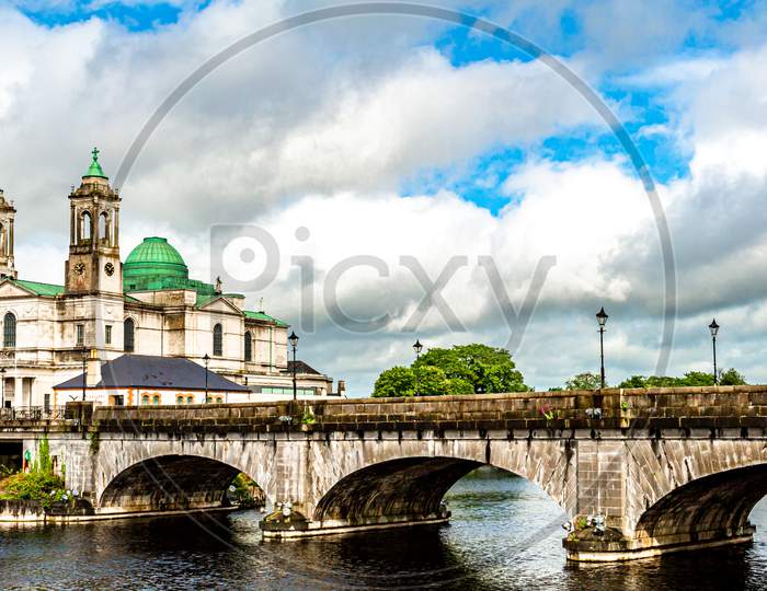 Beautiful View Of The Bridge Over The River Shannon, The Parish Church Of Ss. Peter And Paul With Their Green Domes In Athlone Town, Wonderful Quiet Day In The County Of Westmeath, Ireland