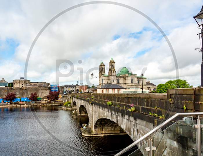Beautiful View Of The Bridge Over The River Shannon, The Parish Church Of Ss. Peter And Paul And The Castle In The Town Of Athlone, Wonderful Day In The County Of Westmeath Ireland