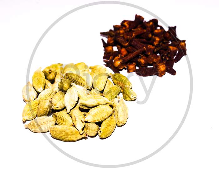 A picture of clove and cardamom