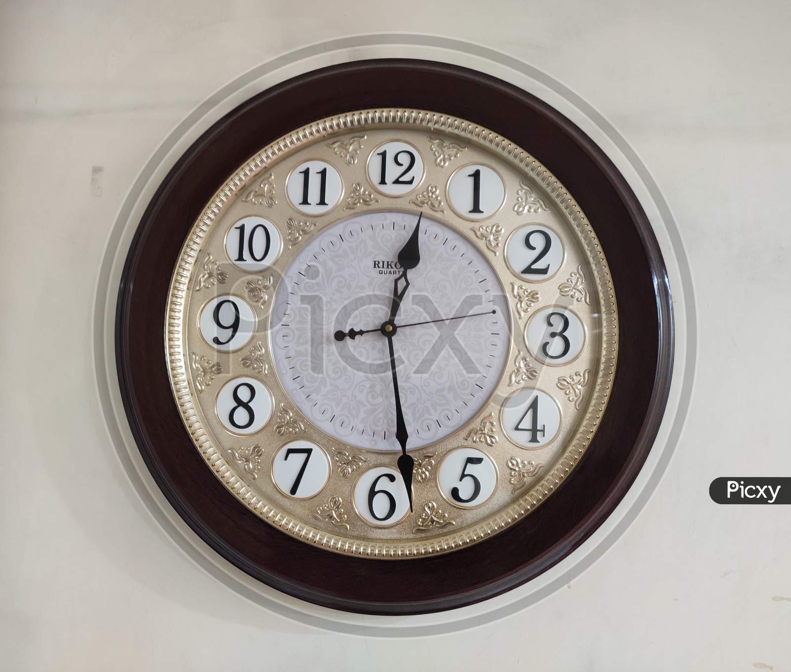 Aesthetically pleasing royal wall  Clock