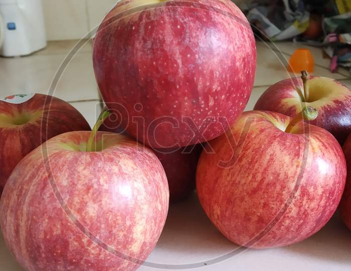 Image of Apples kept together