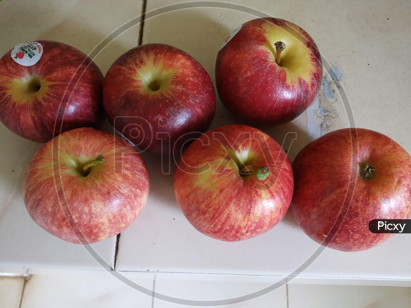 Apples kept together