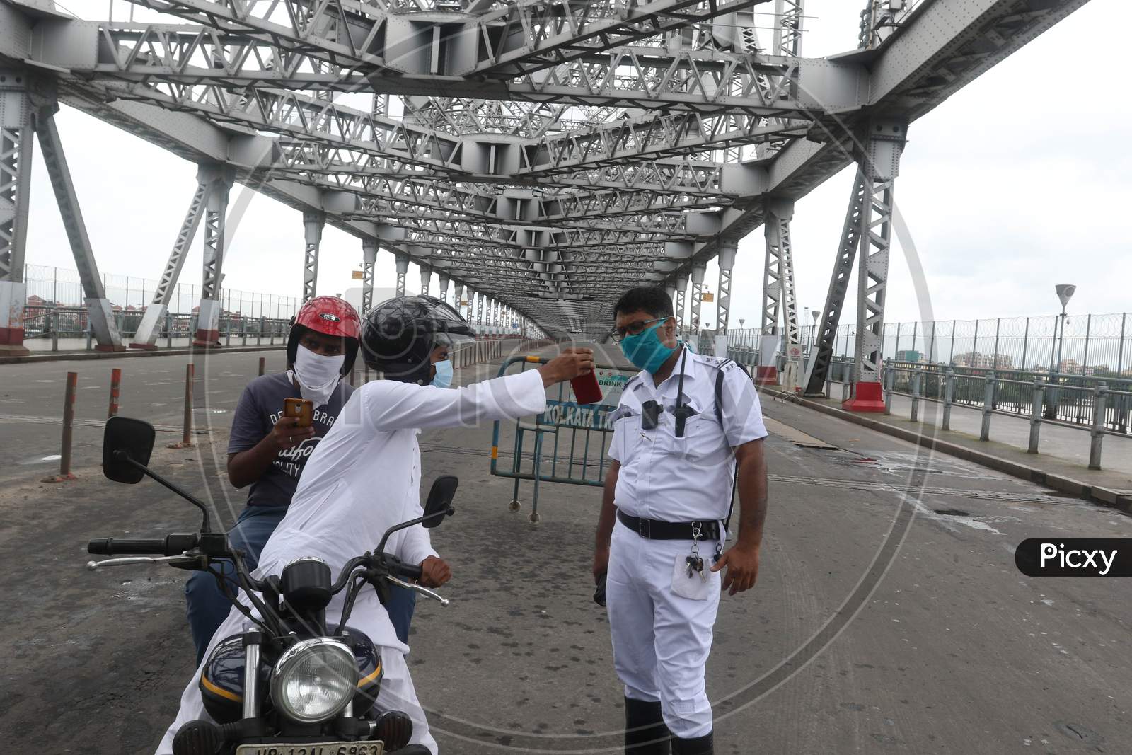 Howrah Bridge  wears a desertedlook at North kolkata area during the complete biweekly lockdown to curd covid -19 spread in Kolkata on August 20, 2020