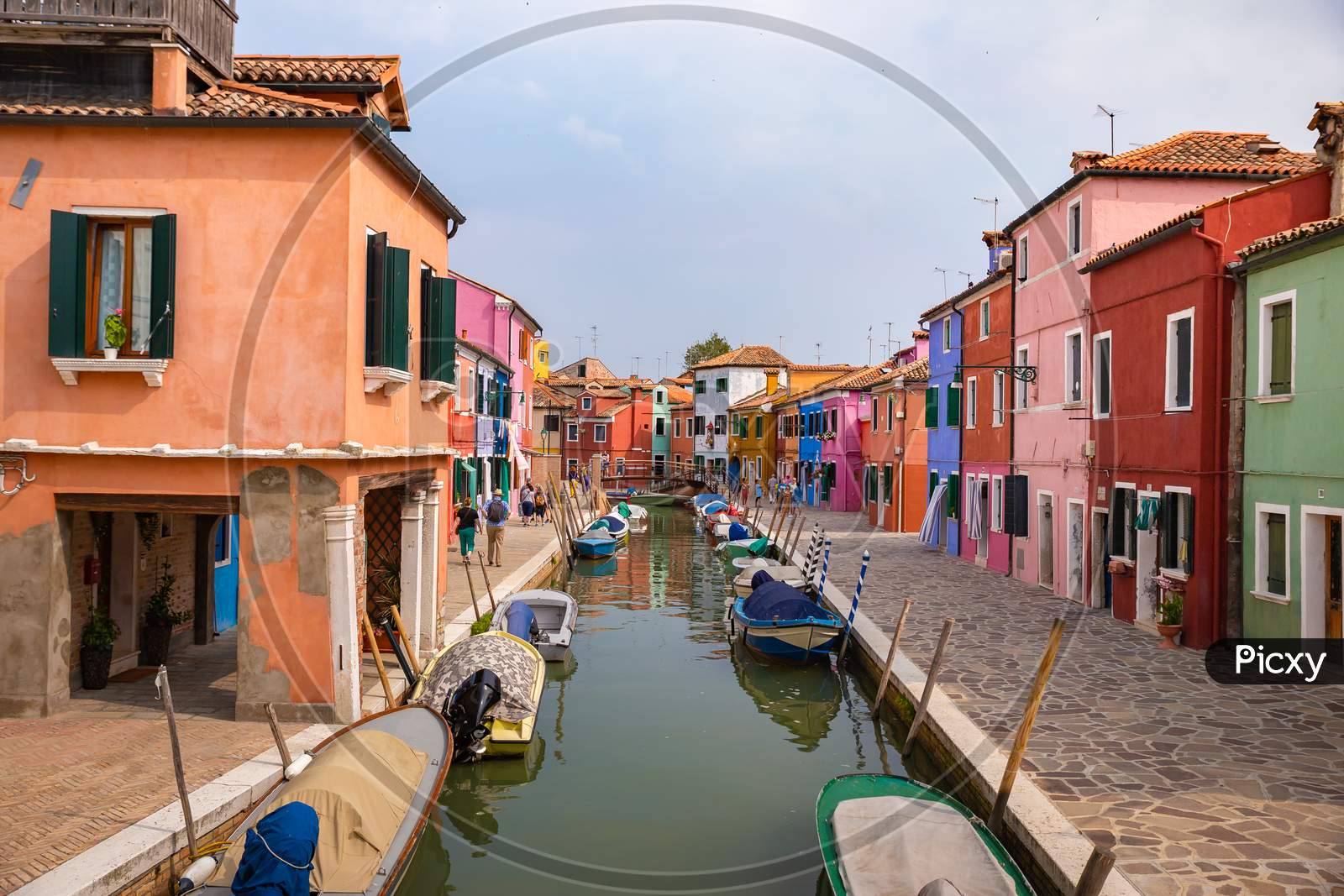 Burano, Italy - 09-18-2019 Colorful Houses By Canal In Burano, Italy. Burano Is An Island In The Venetian Lagoon And Is Known For Its Lace Work And Brightly Colored Homes.