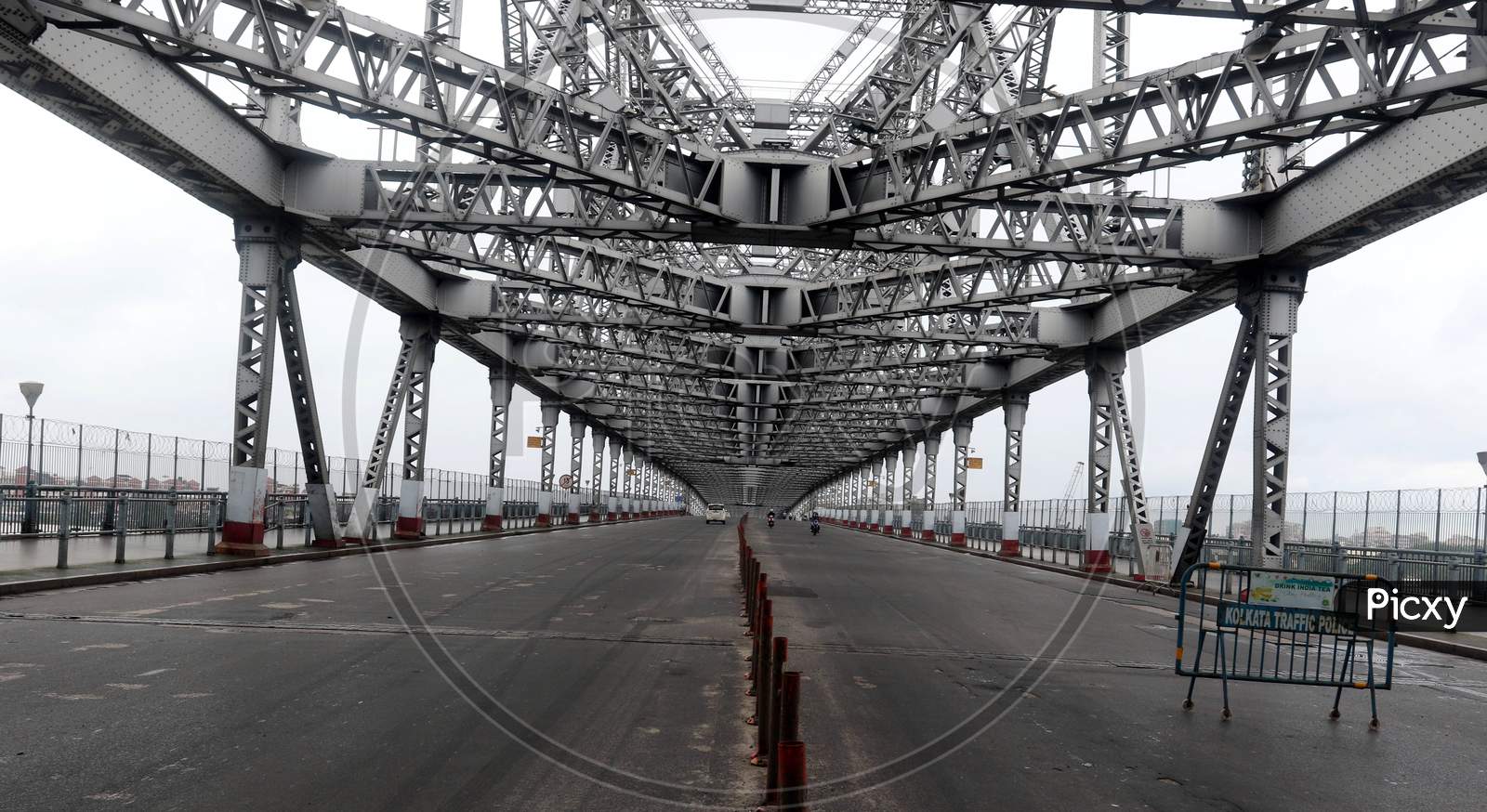 ,  Howrah Bridge  wears a desertedlook at North kolkata area during the complete biweekly lockdown to curd covid -19 spread in Kolkata on August 20, 2020