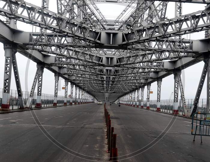 ,  Howrah Bridge  wears a desertedlook at North kolkata area during the complete biweekly lockdown to curd covid -19 spread in Kolkata on August 20, 2020