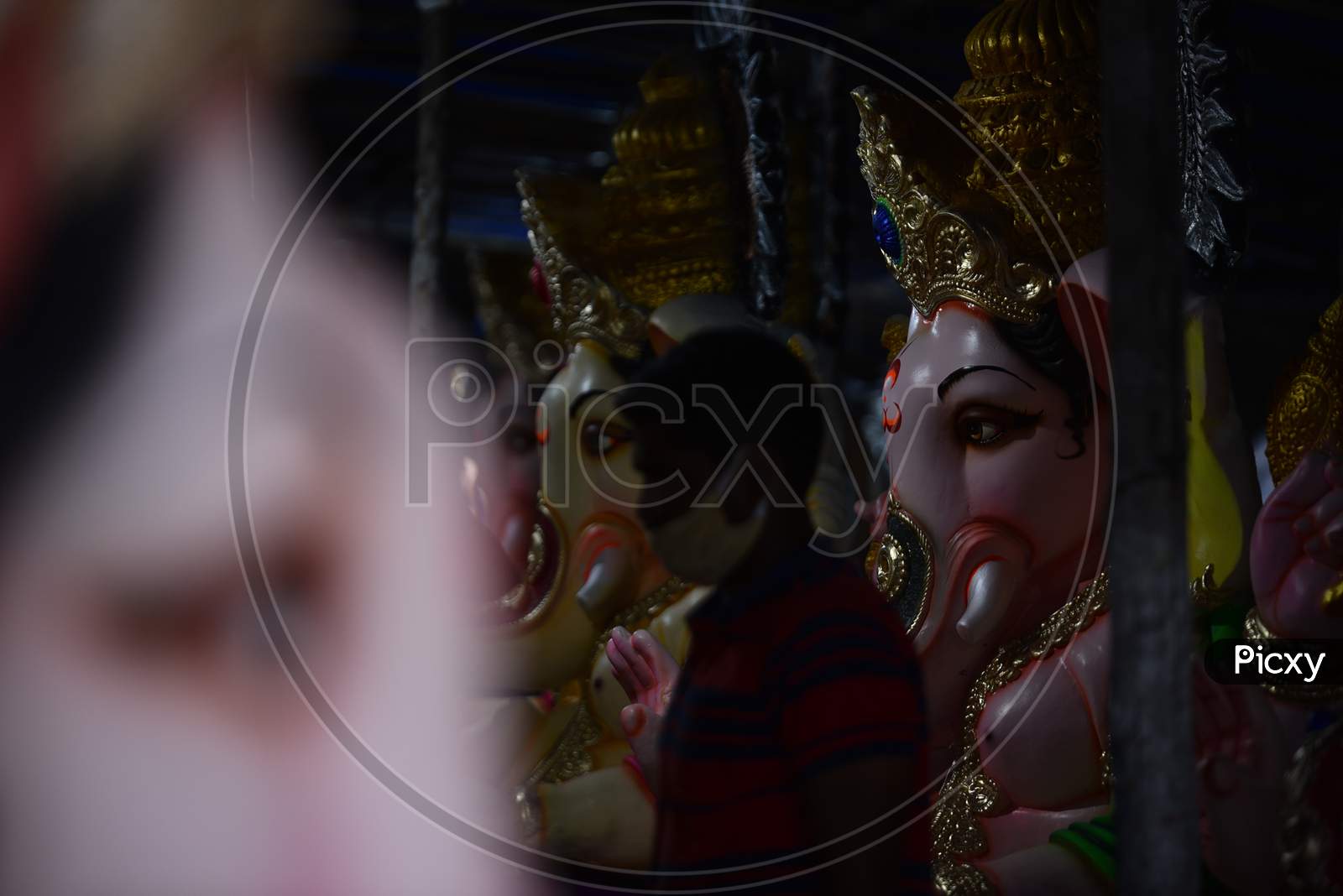 People wearing facemasks buy idols of Hindu deity , Lord Ganesh ahead of Ganesh Chaturthi in Hyderabad, August 21,2020.