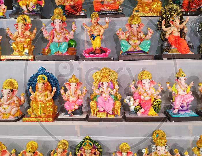 Ganesh idols In row.