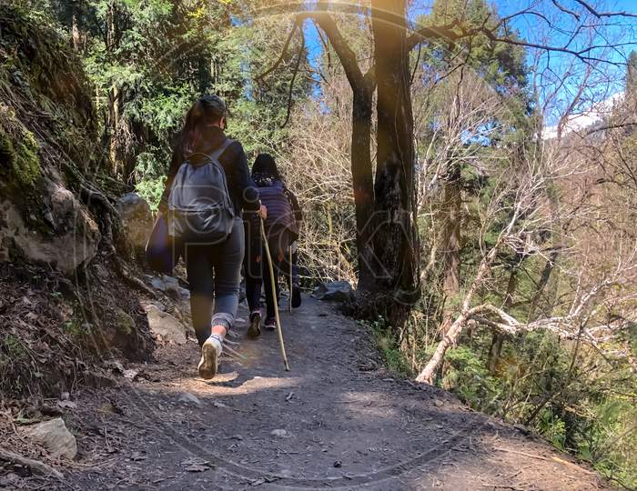 Girls on Trekking way kheerganga trek Himachal