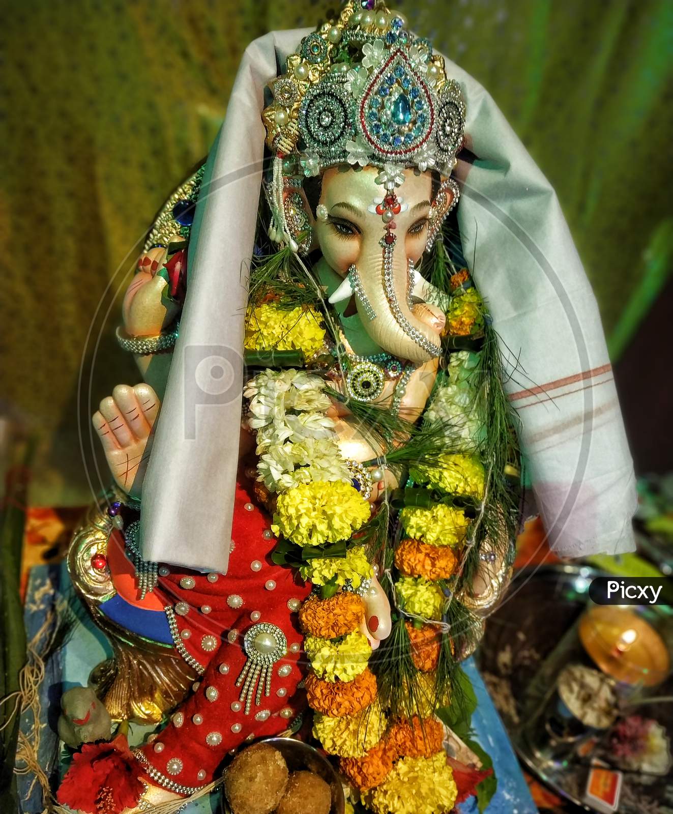 Ganpati bappa murti ( Ganesh idol) with colourful background, ganpati sthapana