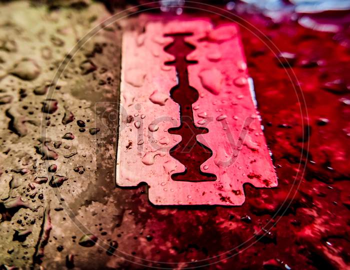Waterdroplets on Razor ( Blade) with colurful light, creative photography