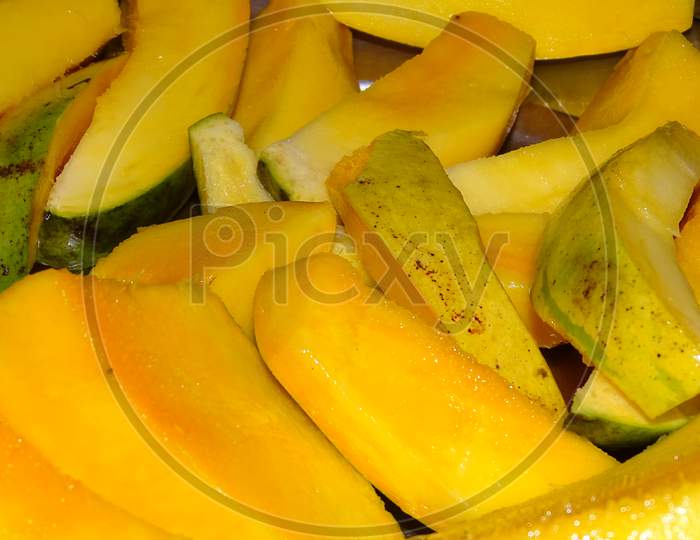 delicious mango slices at the dining table