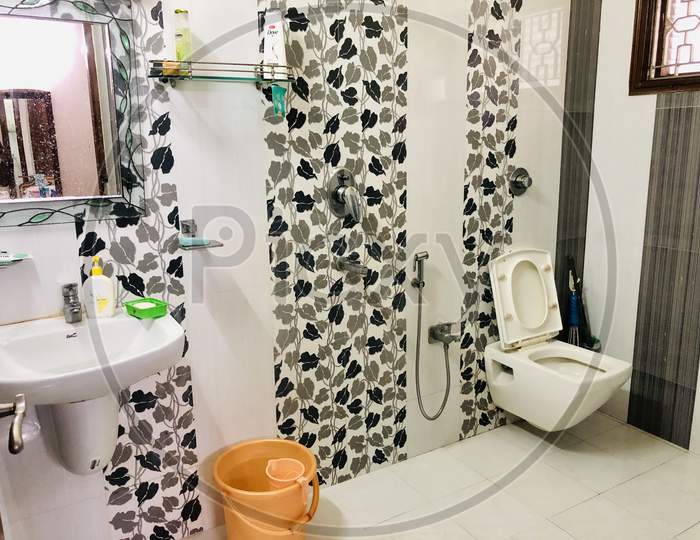 Simple classic model washroom design with white and black highlights