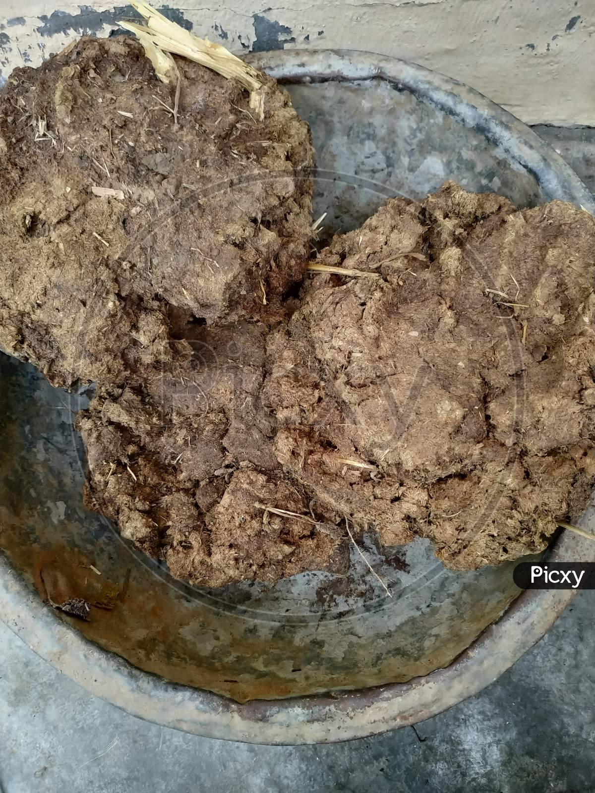 Organic Cow Dung Cake/HAWAN UPLE/KANDE/THEPDI/CHHANA,Cow dung cakes have been used in traditional Indian households for Hawan kund, yagnas, ceremonies, rituals. Pure Desi conw dung cake.