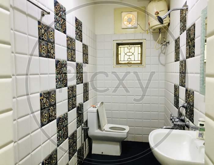 Simple classic modern bathroom design