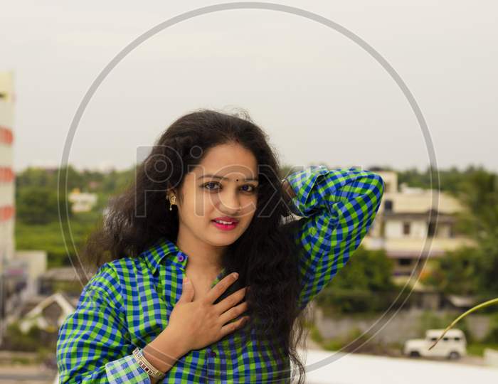 portrait of indian girl in chennai backstreet Stock Photo - Alamy