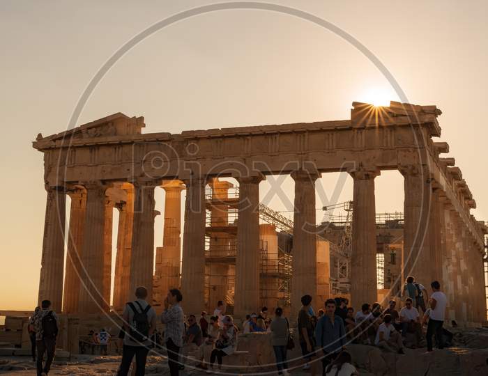 Athens, Greece - 13Th October, 2019: A Beautiful Sunburst Is Captured On The Parthenon, As The Sun Goes Down.