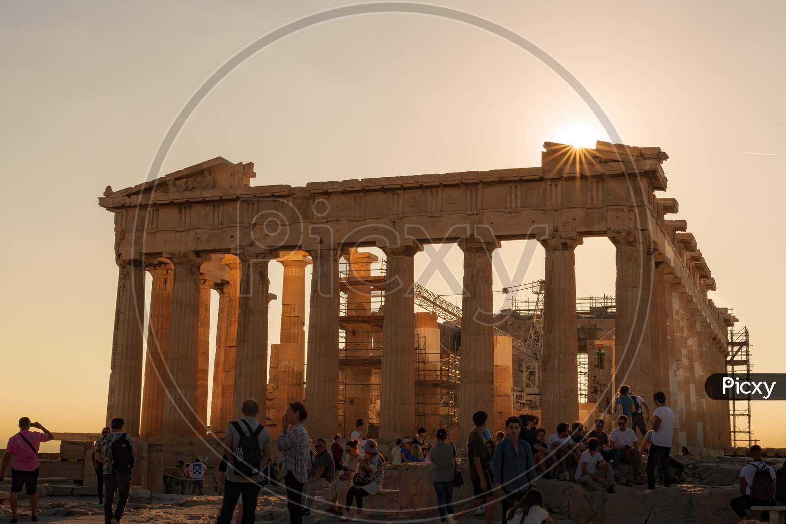 Athens, Greece - 13Th October, 2019: A Beautiful Sunburst Is Captured On The Parthenon, As The Sun Goes Down.