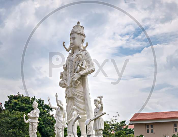 A Huge Statue Of Lord Viththla In Anandsagar Bhakt Niwas Sankul In Shegaon.